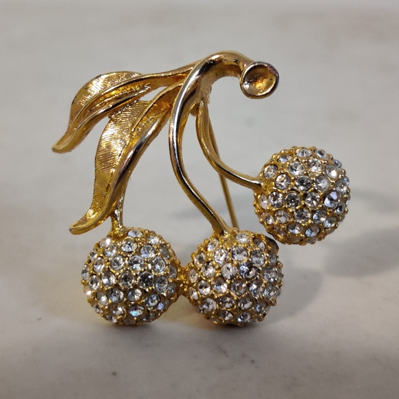 Vintage Dazzling Cherry Bunch Brooch - Picture 3 of 16